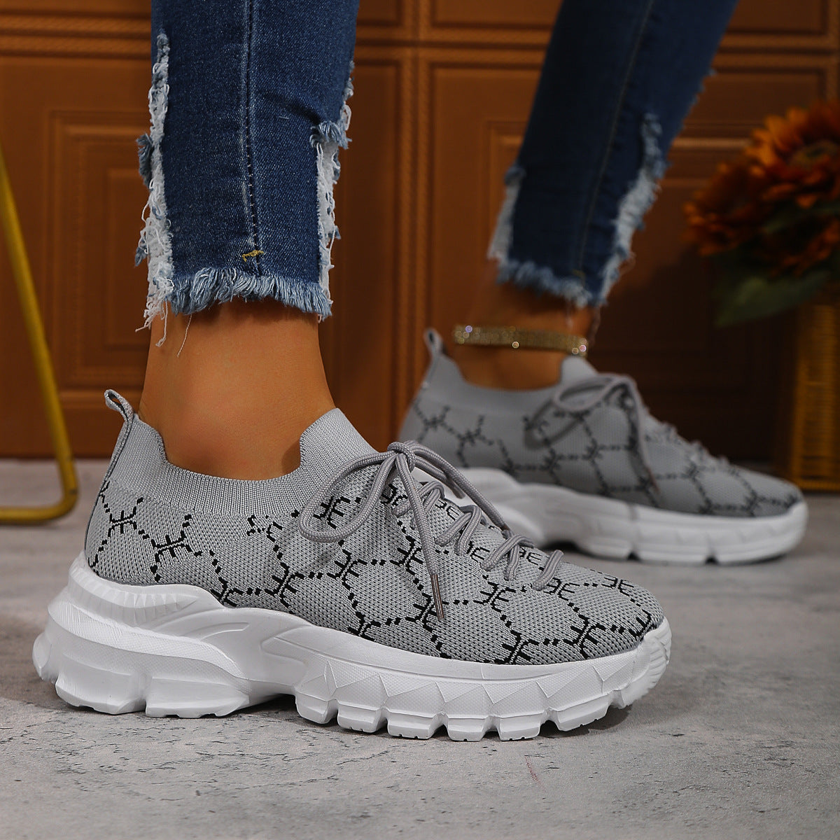 Geometric pattern lace-up fly-knit sneakers