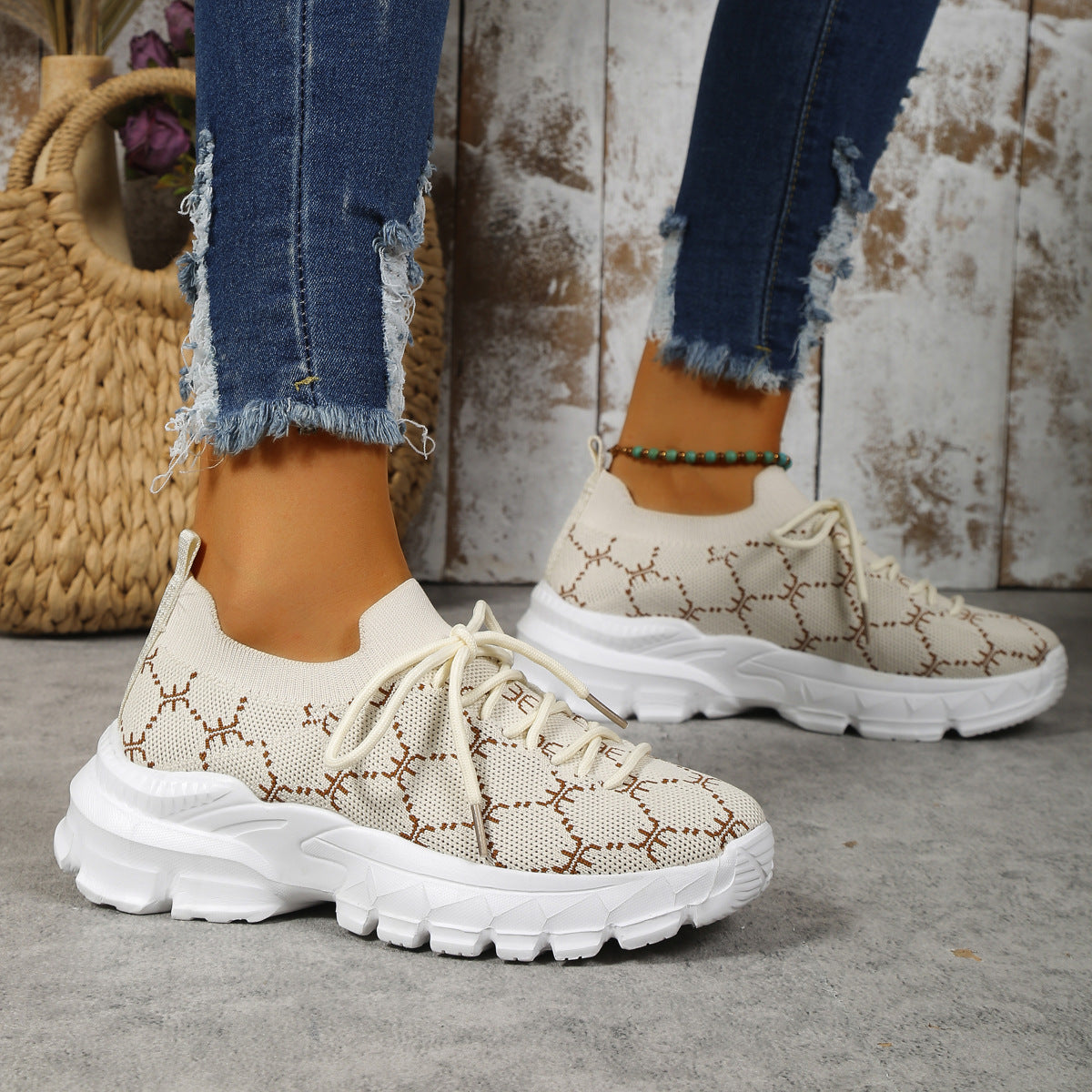 Geometric pattern lace-up fly-knit sneakers