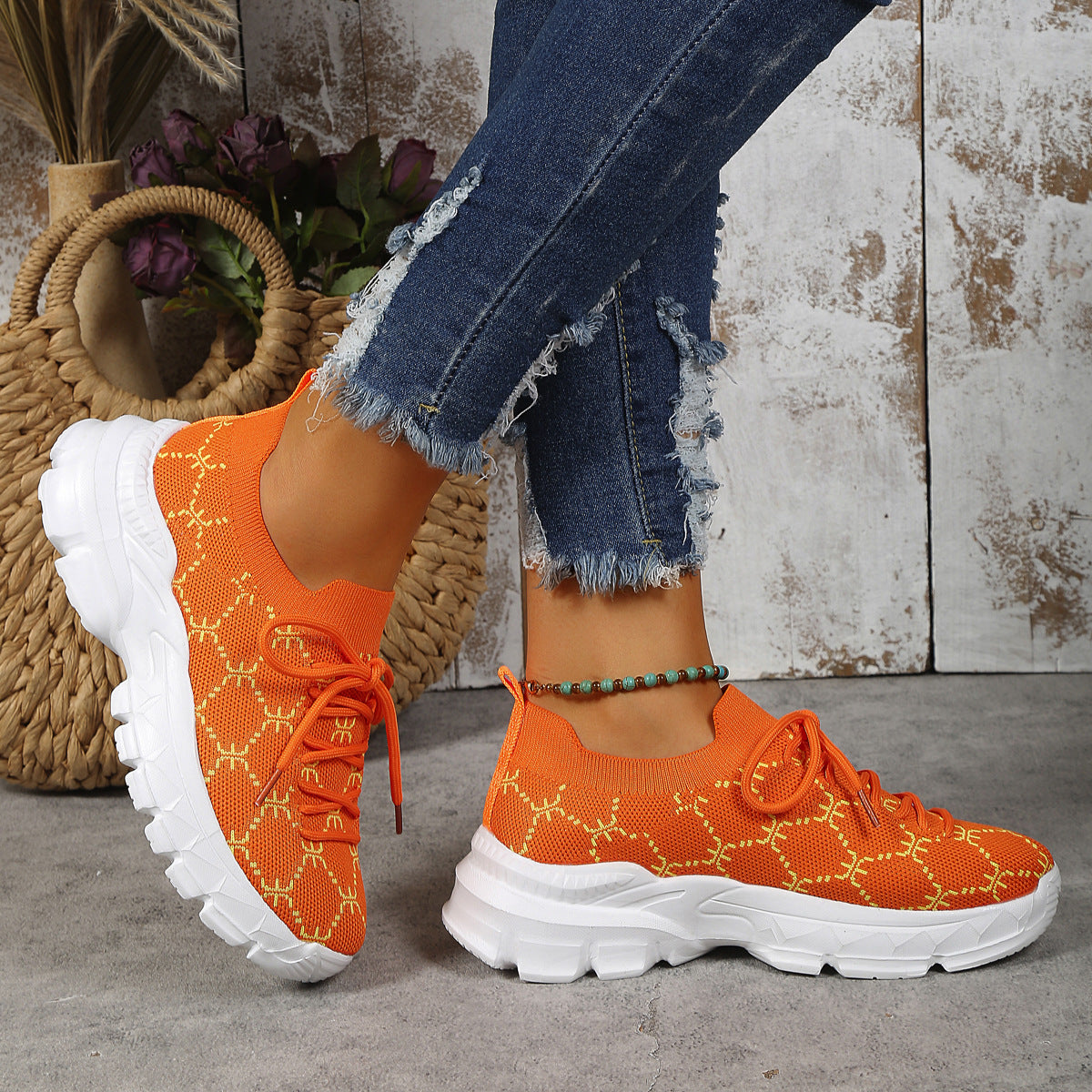 Geometric pattern lace-up fly-knit sneakers