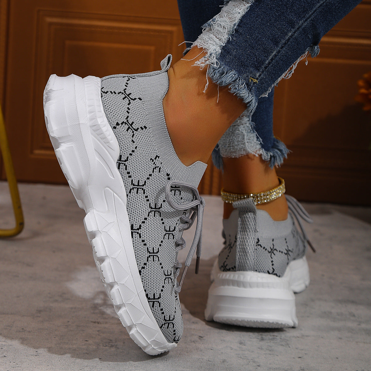 Geometric pattern lace-up fly-knit sneakers