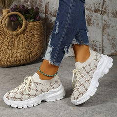 Geometric pattern lace-up fly-knit sneakers