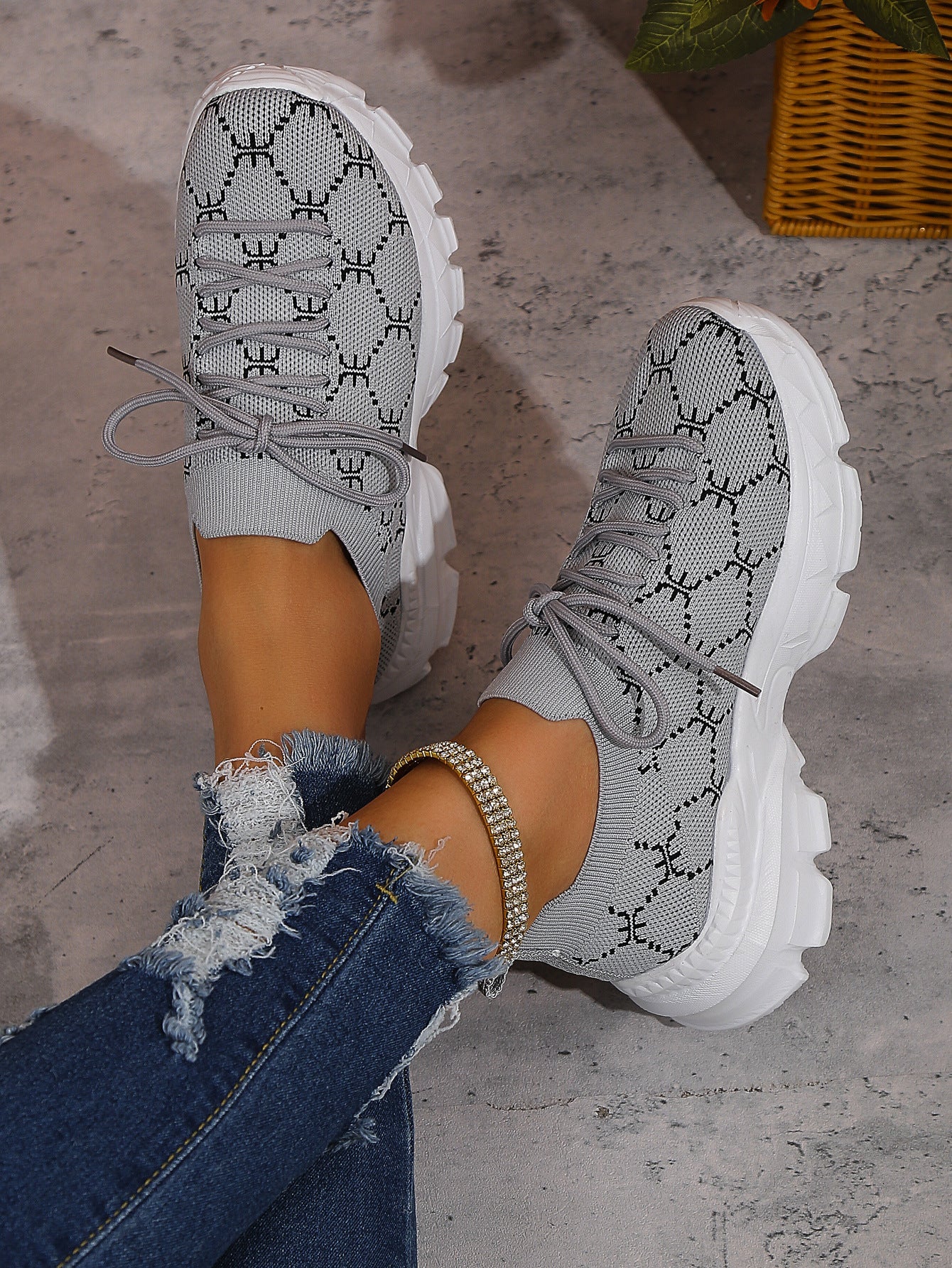 Geometric pattern lace-up fly-knit sneakers